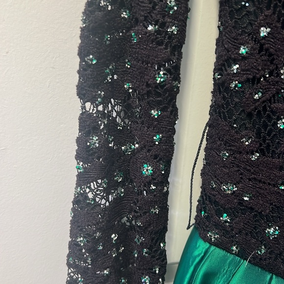 AJ Bari size 6 Nylon/Lycra emerald green ball gown - Picture 4 of 4